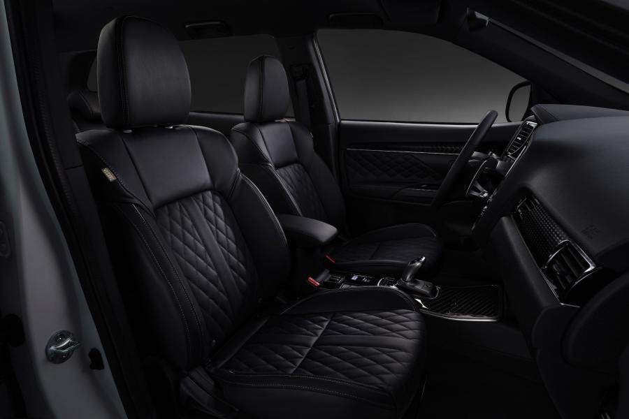 Интерьер Mitsubishi Outlander PHEV 2018 года  (WW) (фото 8 из 43)